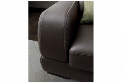 LINUS - composizione divano ad angolo quadrato con penisola ( particolare della cucitura sul bracciolo ) - SOFA CLUB
