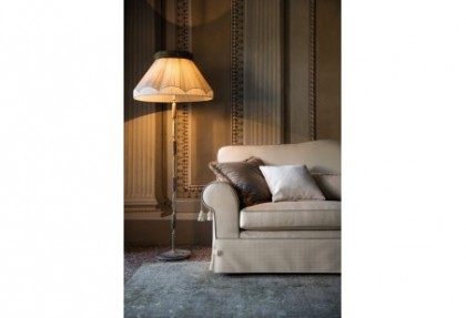 PROVENZA - divano 3 posti  (divano con balza +  bordino in contrasto di colore ) particolare del copribracciolo  - SOFA CLUB