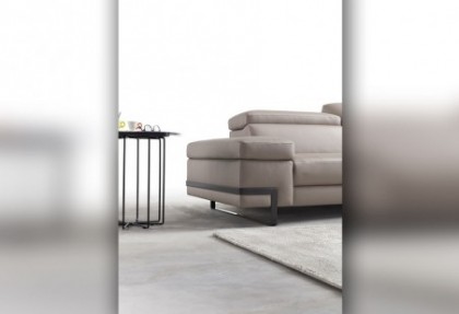LIVE - divano relax 2 posti maxi elettrici ( particolare del divano con piedino alto in acciaio cromato ) - SOFA CLUB.jpg