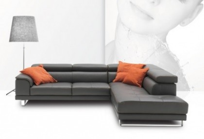 WELCOME - composizione divano ad angolo ( divano 2 posti maxi laterale con un bracciolo + angolo quadrato con penisola ) - poggiatesta reclinabili abbassati e piedino TWO - SOFA-CLUB