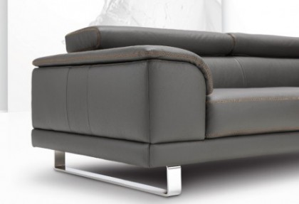 WELCOME - composizione divano ad angolo in pelle ( particolare del piedino TWO cromato e della cuzitura ZIG ZAG con filo in contrasto di colore ) - SOFA CLUB