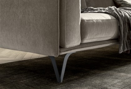KRISTAL - divano 3 posti ( particolare del divano alto da terra con piedino in acciaio grigio ) - SOFA CLUB