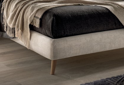 PIUMOTTO STYLE - letto matrimoniale con cuscini orizzontali in piuma  ( piedino ONE finitura legno naturale ) letto moderno in tessuto - SOFA CLUB