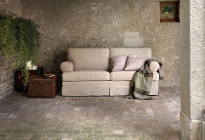 TAMIGI - divano 2 posti MAXI ( versione divano con balza + bordino tono su tono ) - divani classici online - SOFA CLUB