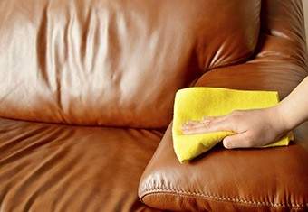 Come pulire l'inchiostro sul divano in pelle